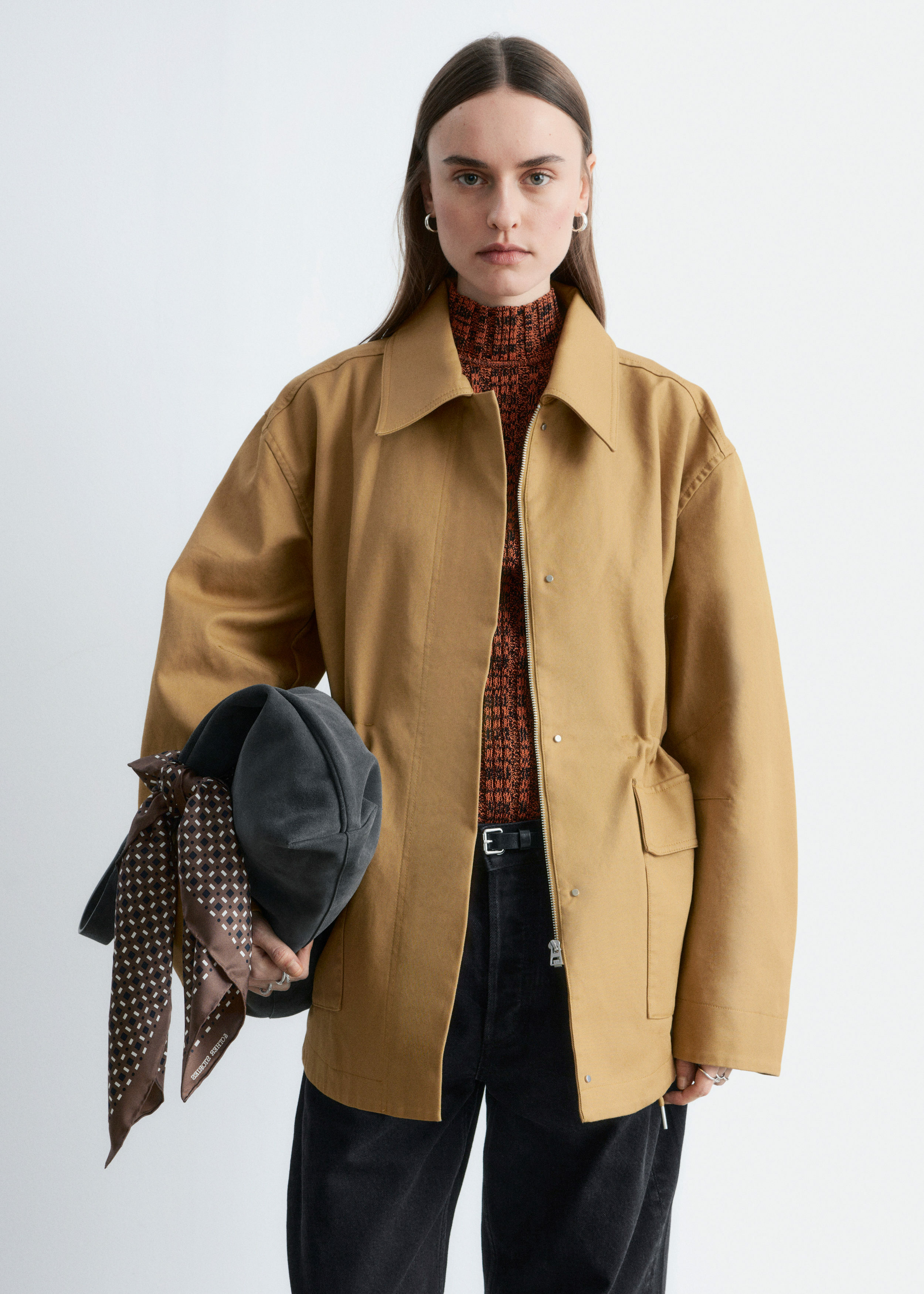 앤아더스토리즈 오버사이즈 드로스트링 유틸리티 자켓의 머스타드 옐로우컬러 ECOMLook입니다.