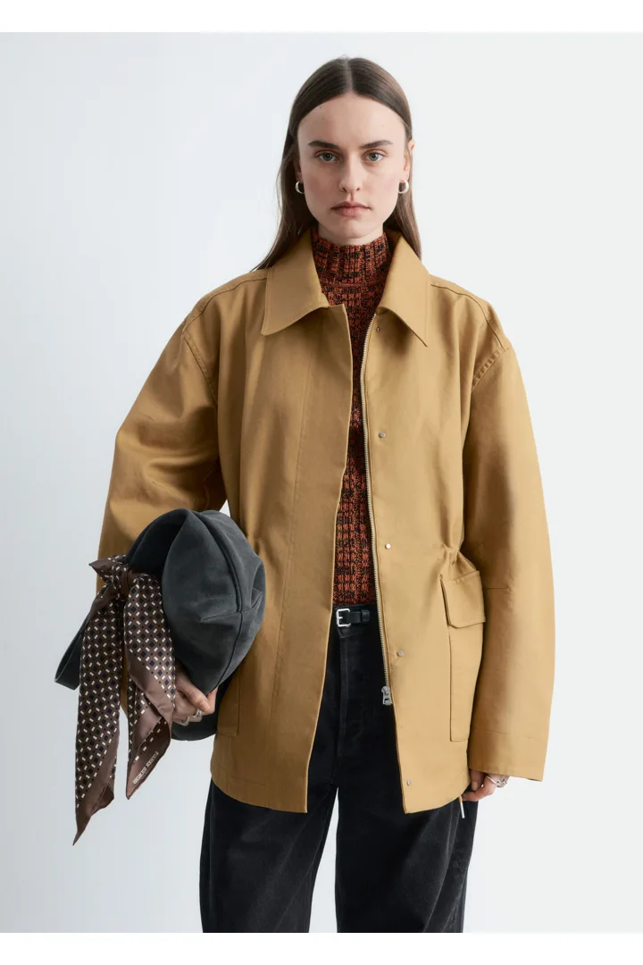 앤아더스토리즈 오버사이즈 드로스트링 유틸리티 자켓의 머스타드 옐로우컬러 ECOMLook입니다.