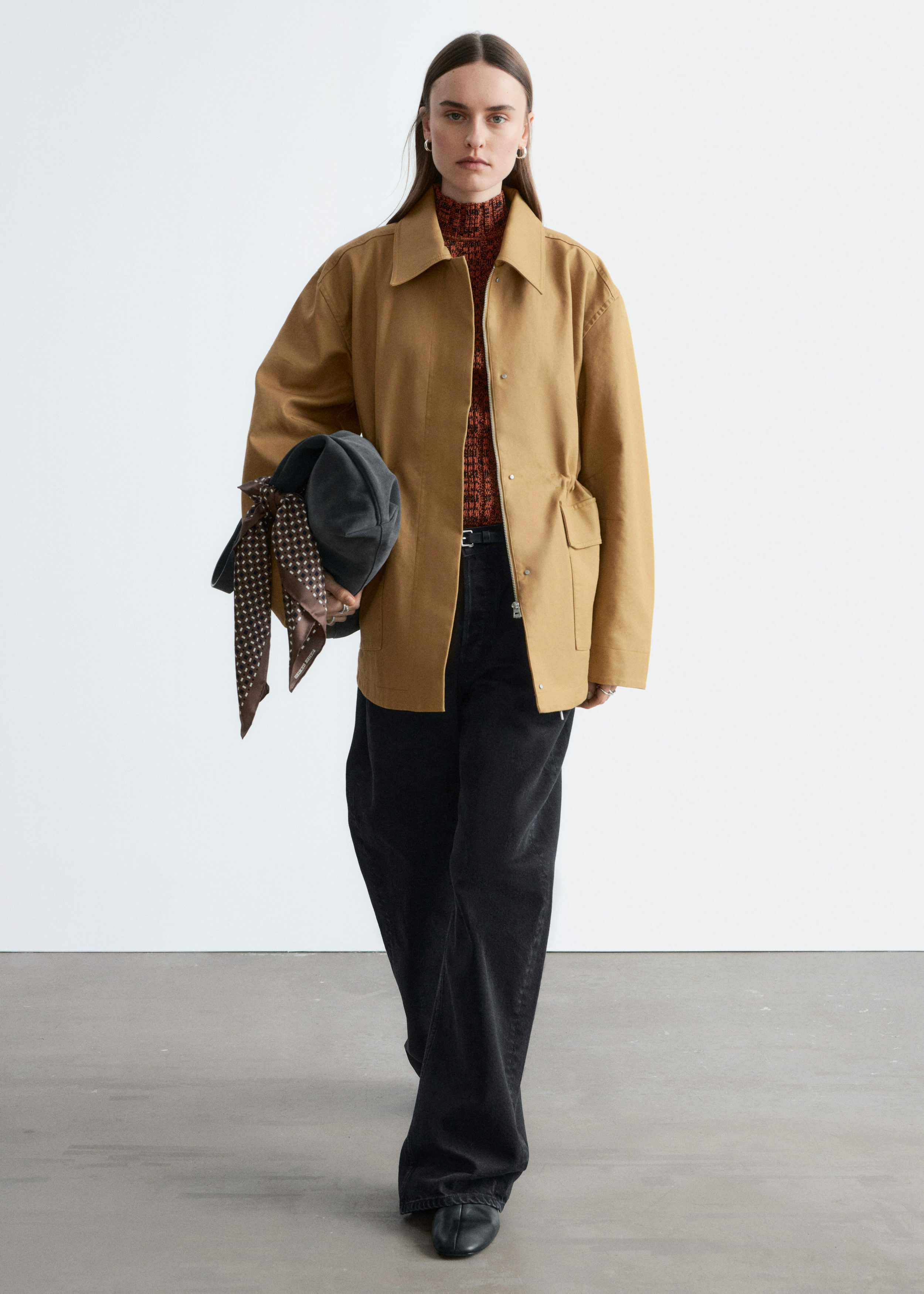 앤아더스토리즈 오버사이즈 드로스트링 유틸리티 자켓의 머스타드 옐로우컬러 ECOMLook입니다.