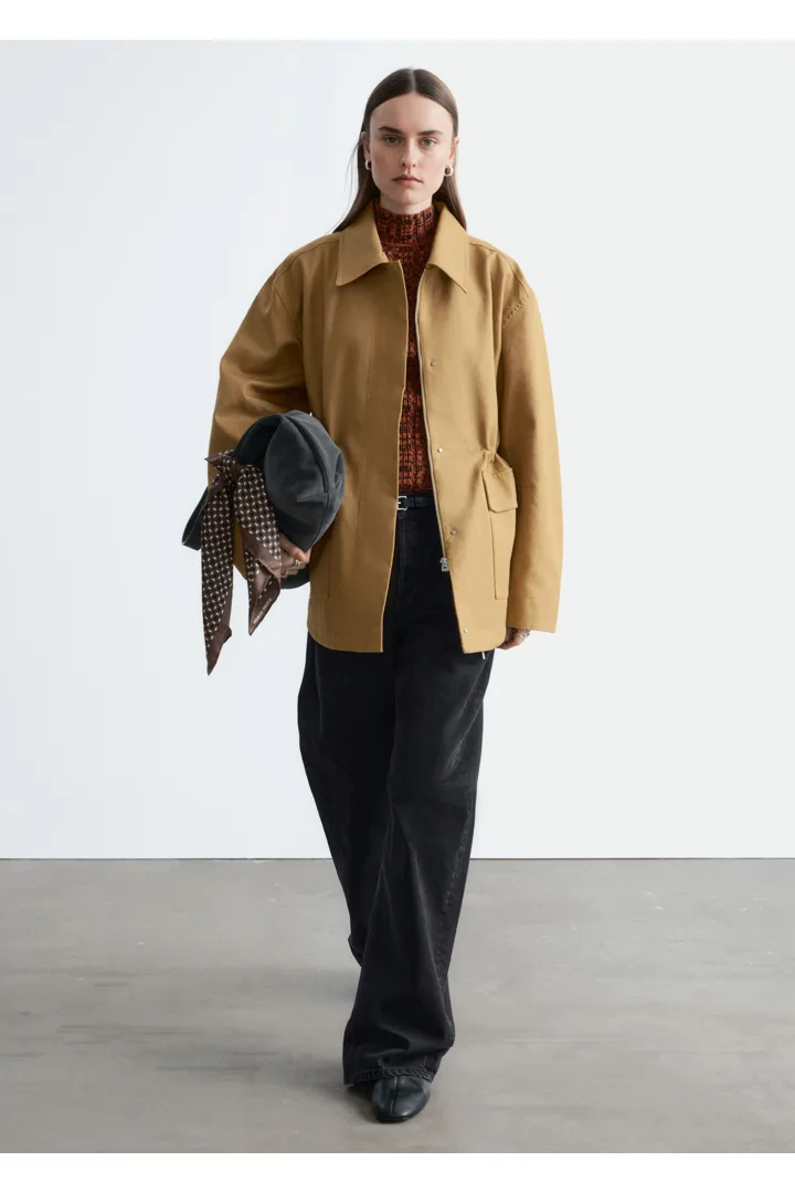 앤아더스토리즈 오버사이즈 드로스트링 유틸리티 자켓의 머스타드 옐로우컬러 ECOMLook입니다.