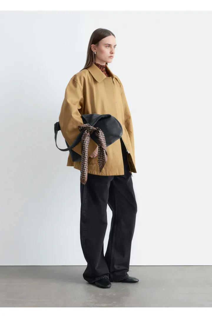 앤아더스토리즈 오버사이즈 드로스트링 유틸리티 자켓의 머스타드 옐로우컬러 ECOMLook입니다.