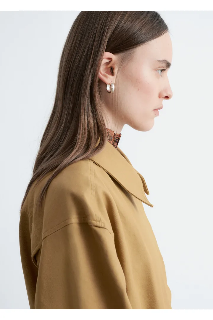 앤아더스토리즈 오버사이즈 드로스트링 유틸리티 자켓의 머스타드 옐로우컬러 ECOMLook입니다.