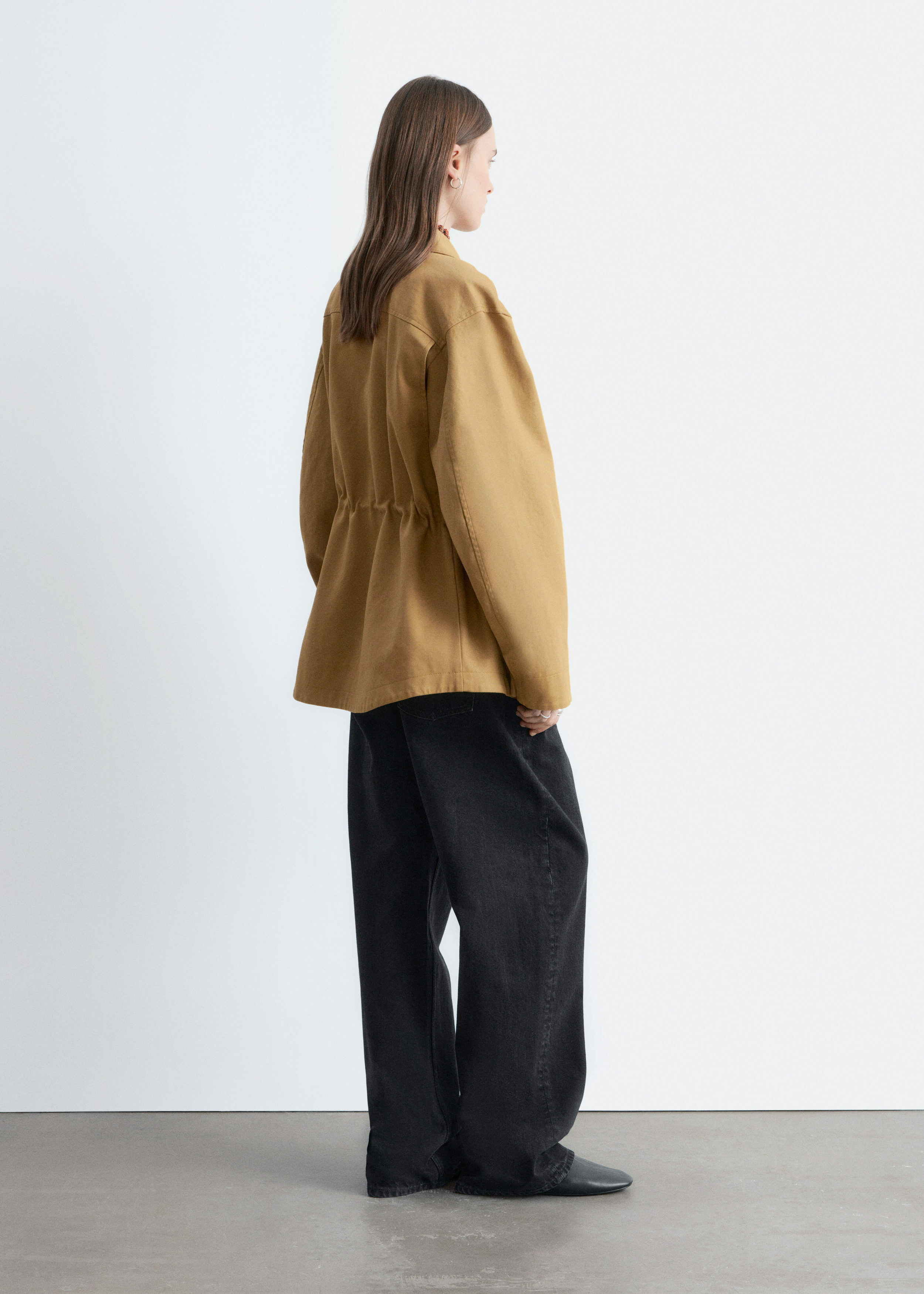 앤아더스토리즈 오버사이즈 드로스트링 유틸리티 자켓의 머스타드 옐로우컬러 ECOMLook입니다.