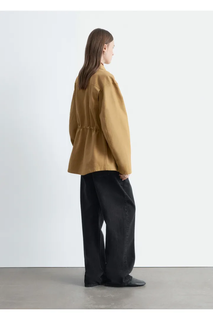 앤아더스토리즈 오버사이즈 드로스트링 유틸리티 자켓의 머스타드 옐로우컬러 ECOMLook입니다.