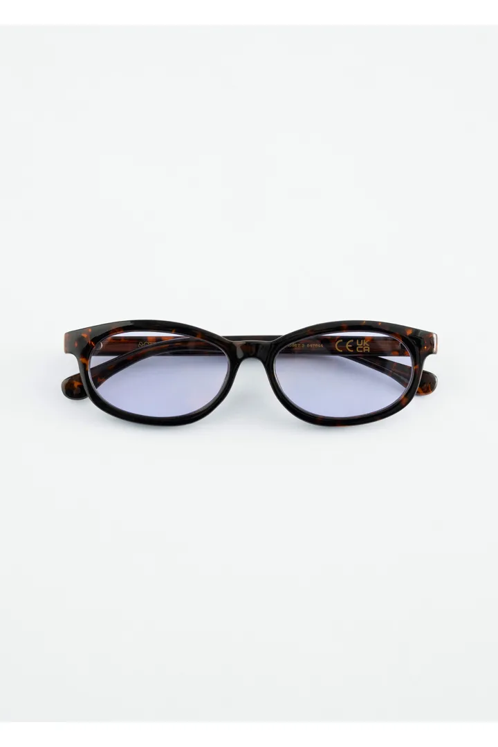 앤아더스토리즈 내로우 렉탱글 선글라스의 터토이즈 브라운컬러 Product입니다.