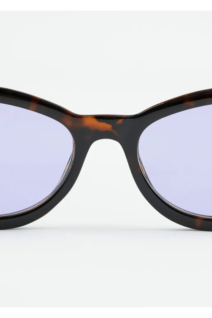 앤아더스토리즈 내로우 렉탱글 선글라스의 터토이즈 브라운컬러 Detail입니다.