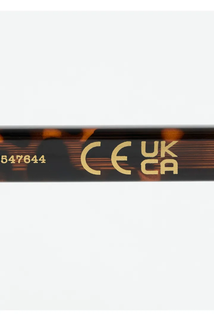 앤아더스토리즈 내로우 렉탱글 선글라스의 터토이즈 브라운컬러 Detail입니다.