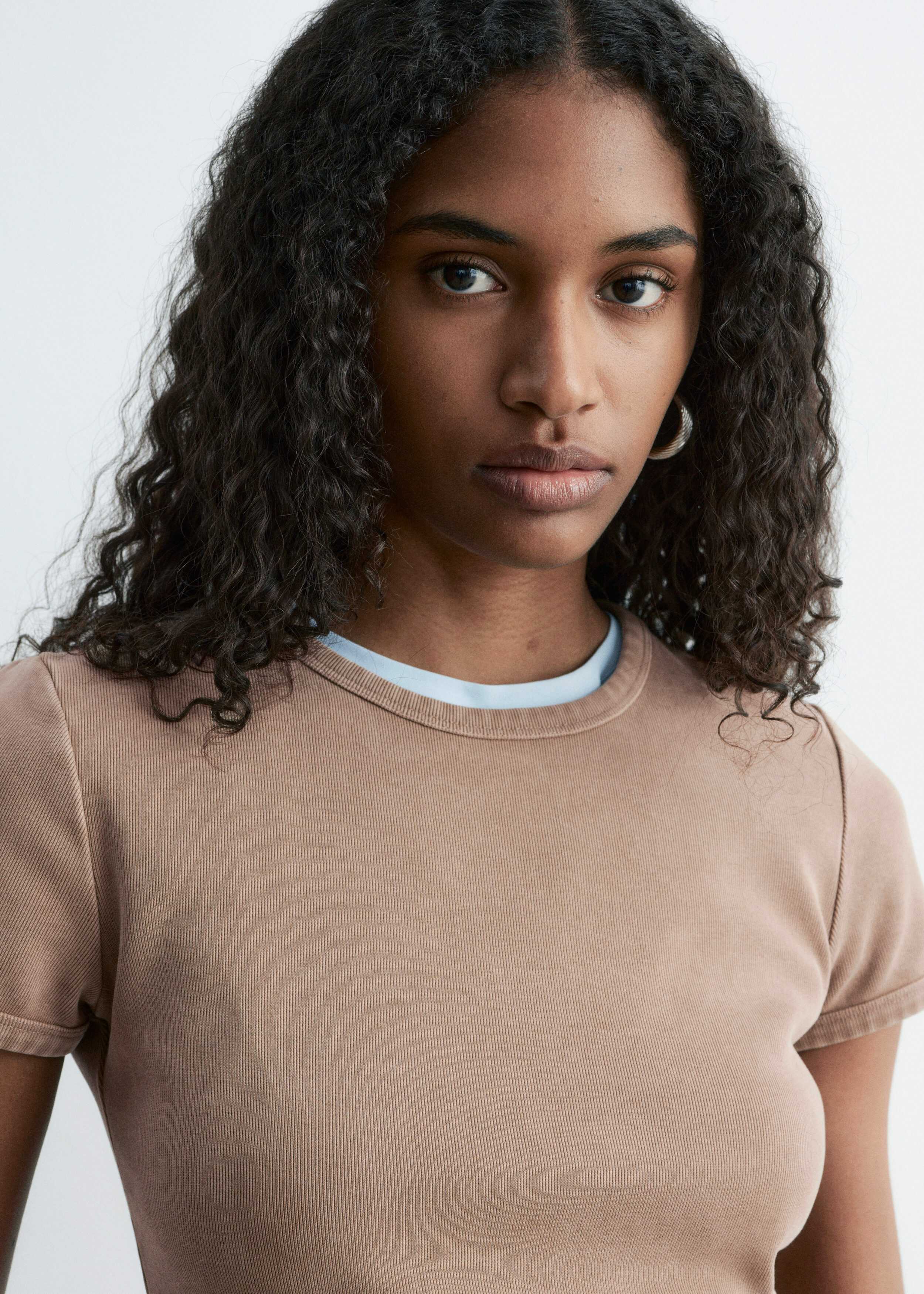 앤아더스토리즈 슬림 핏 저지 티셔츠의 베이지컬러 ECOMLook입니다.