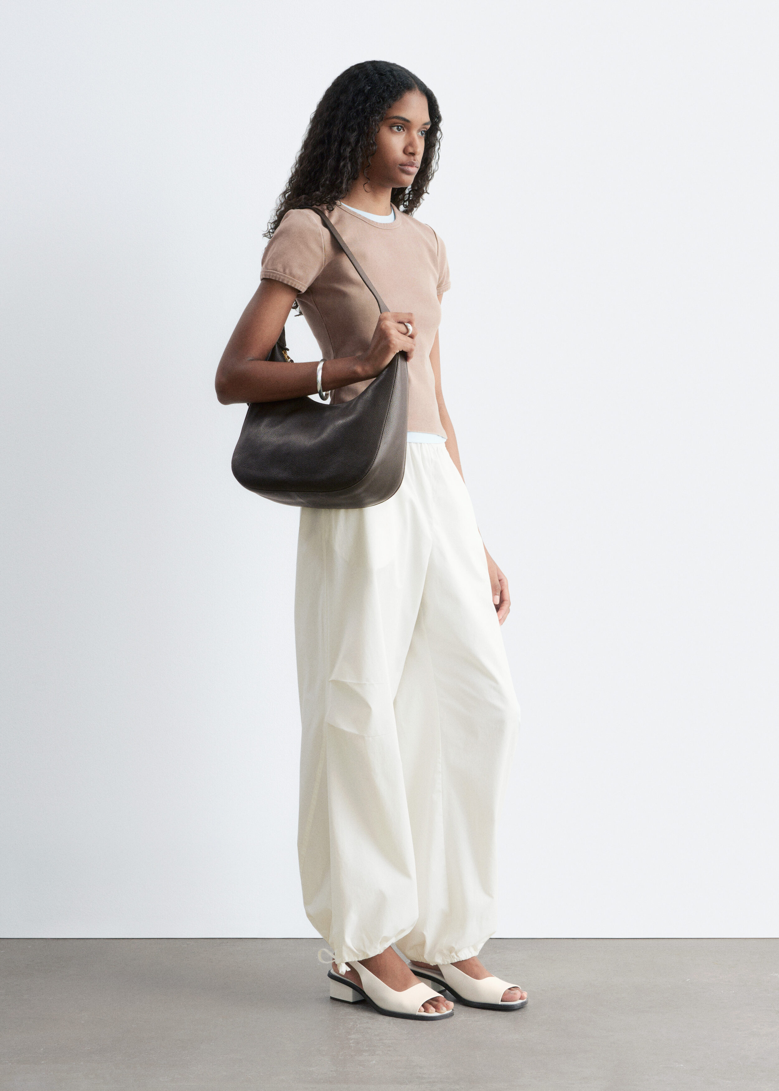 앤아더스토리즈 슬림 핏 저지 티셔츠의 베이지컬러 ECOMLook입니다.