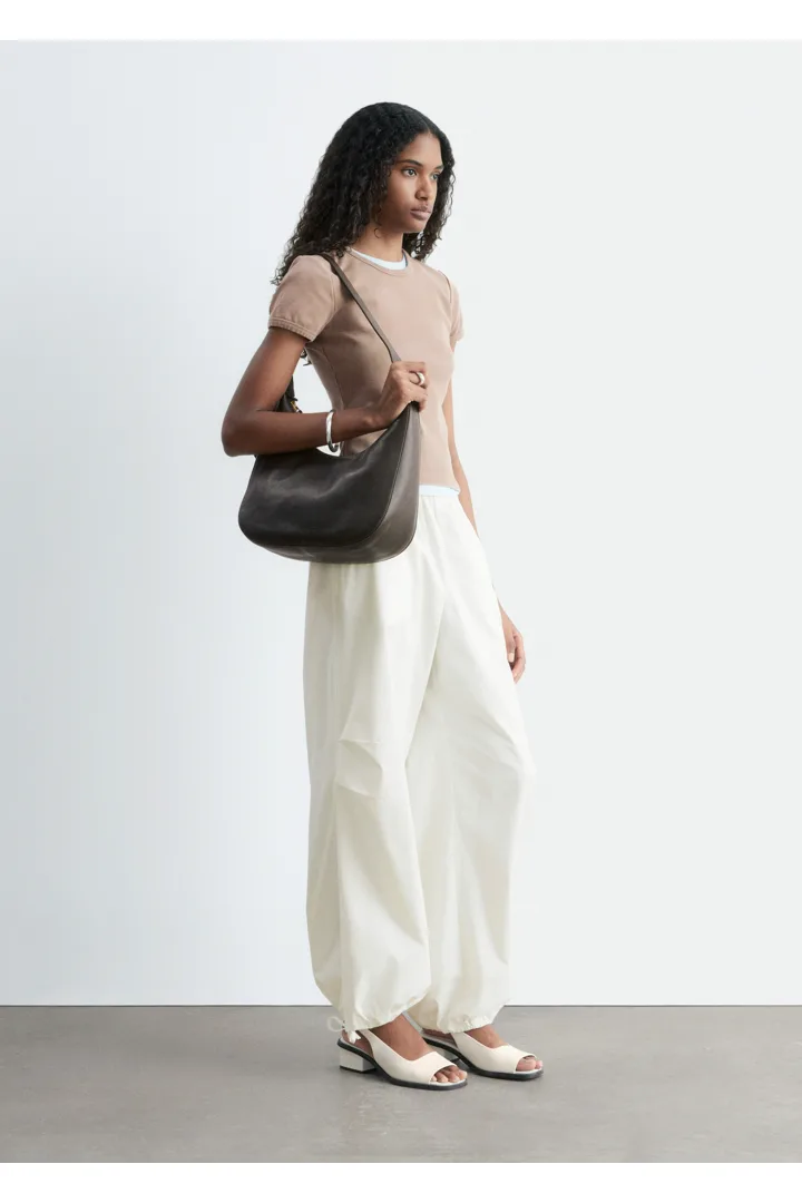 앤아더스토리즈 슬림 핏 저지 티셔츠의 베이지컬러 ECOMLook입니다.