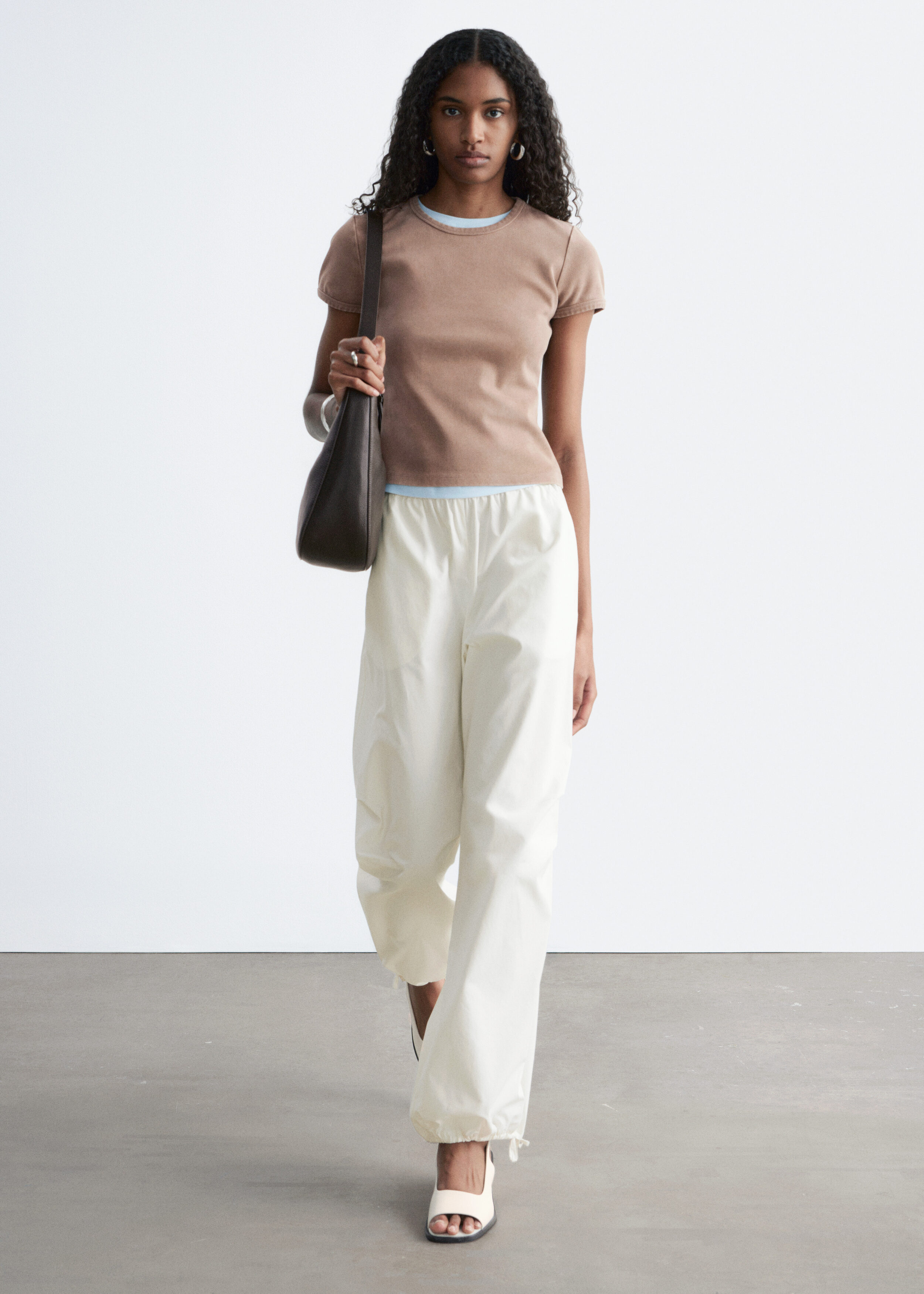 앤아더스토리즈 슬림 핏 저지 티셔츠의 베이지컬러 ECOMLook입니다.