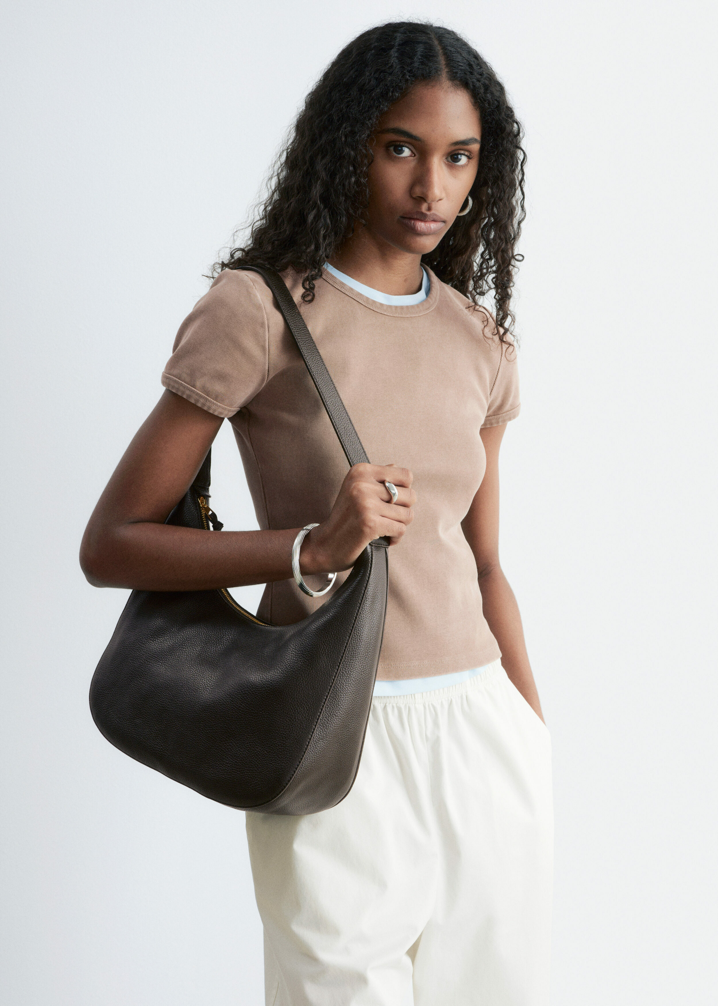 앤아더스토리즈 슬림 핏 저지 티셔츠의 베이지컬러 ECOMLook입니다.