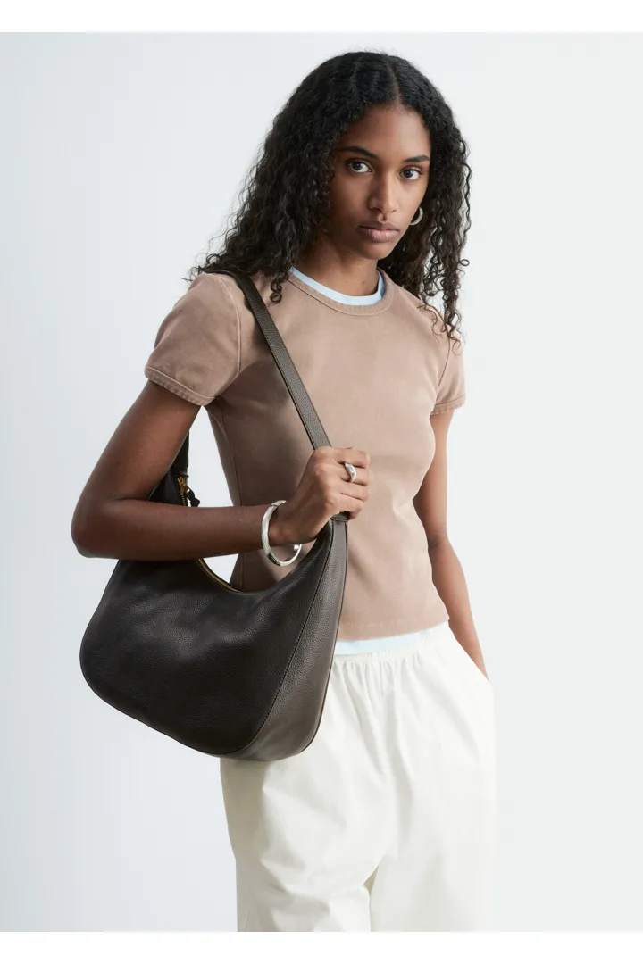 앤아더스토리즈 슬림 핏 저지 티셔츠의 베이지컬러 ECOMLook입니다.