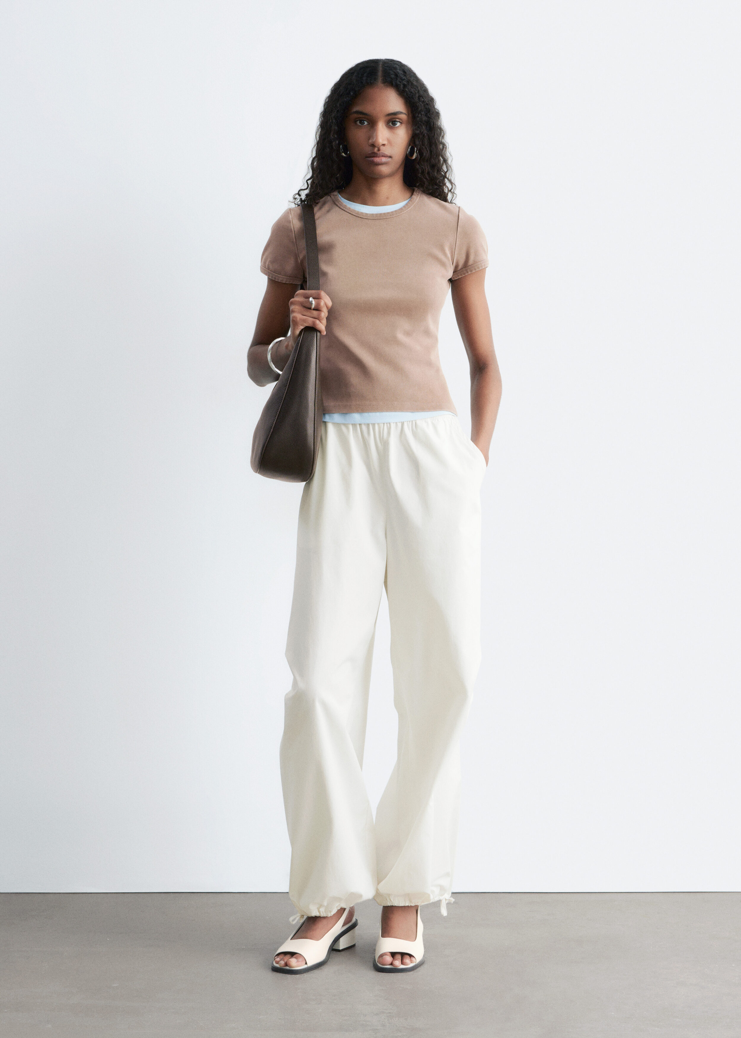 앤아더스토리즈 슬림 핏 저지 티셔츠의 베이지컬러 ECOMLook입니다.