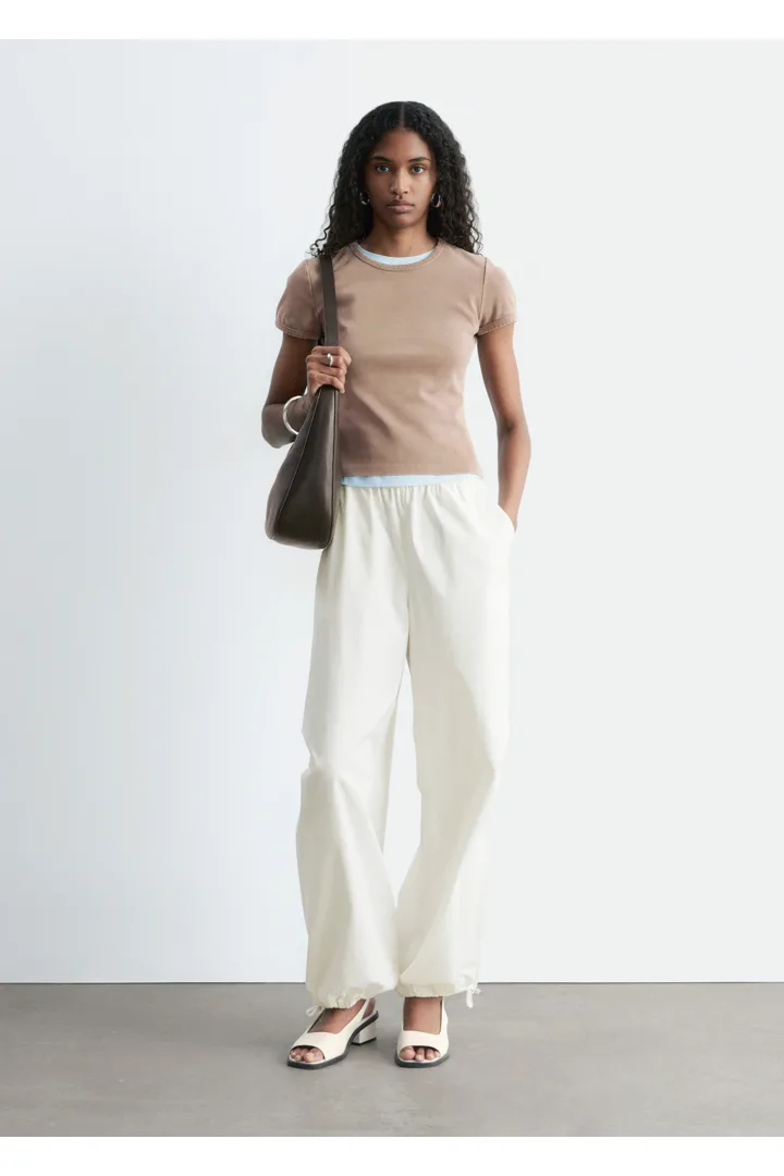 앤아더스토리즈 슬림 핏 저지 티셔츠의 베이지컬러 ECOMLook입니다.