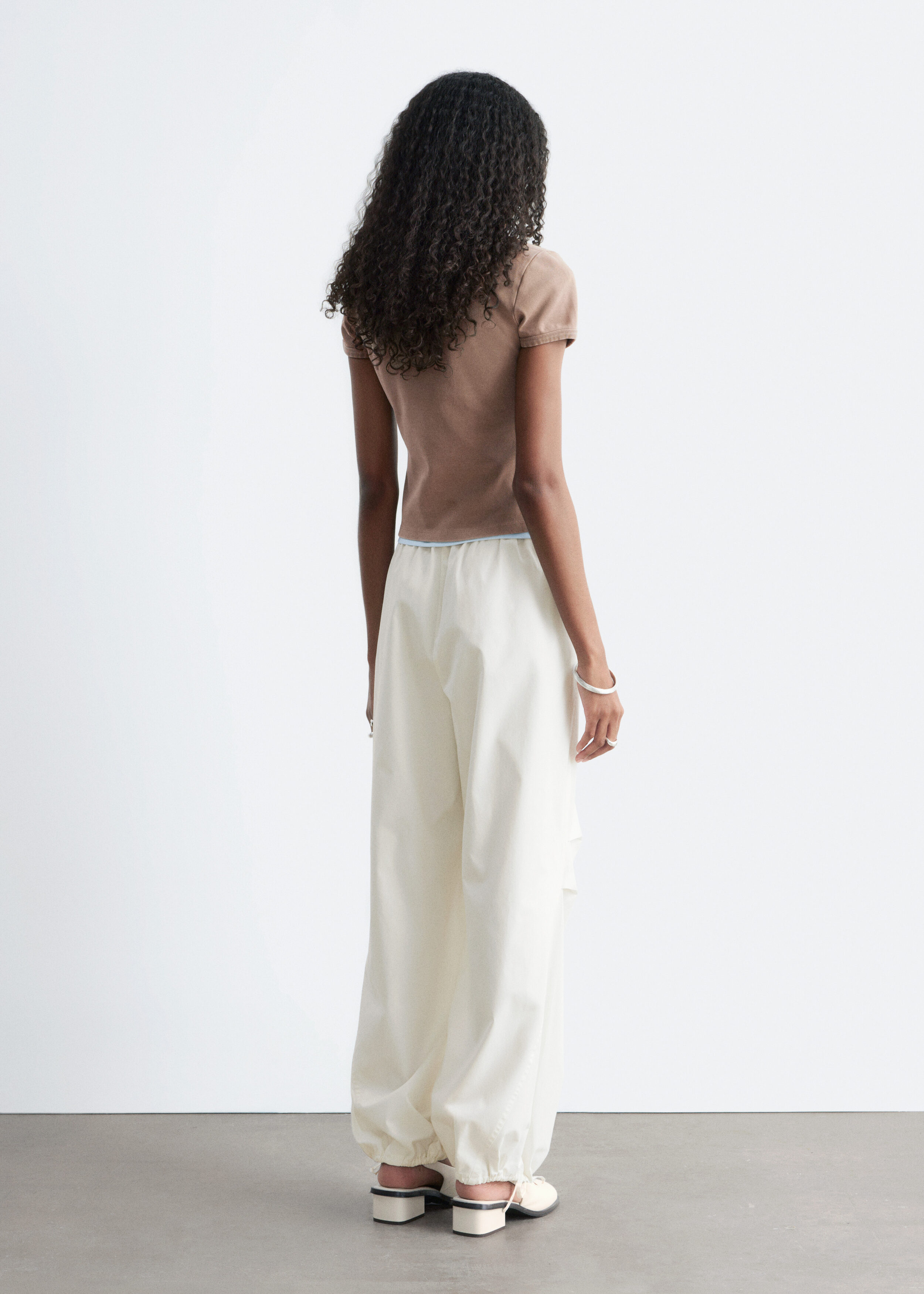 앤아더스토리즈 슬림 핏 저지 티셔츠의 베이지컬러 ECOMLook입니다.