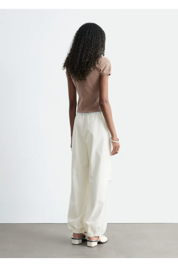 앤아더스토리즈 슬림 핏 저지 티셔츠의 베이지컬러 ECOMLook입니다.