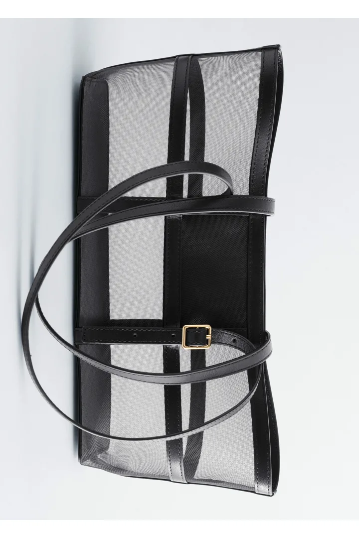 앤아더스토리즈 레더 트림 메쉬 토트 백의 블랙컬러 Product입니다.