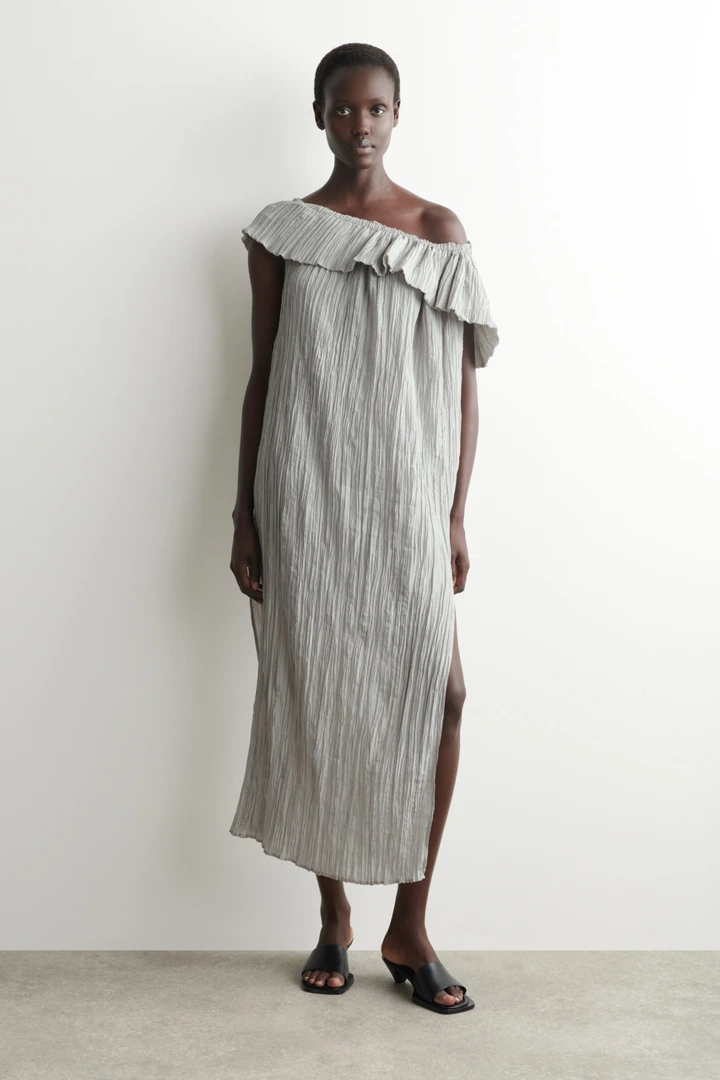 COS default image 0 of 도브 그레이 in 애시메트릭 플리티드 실크 가운