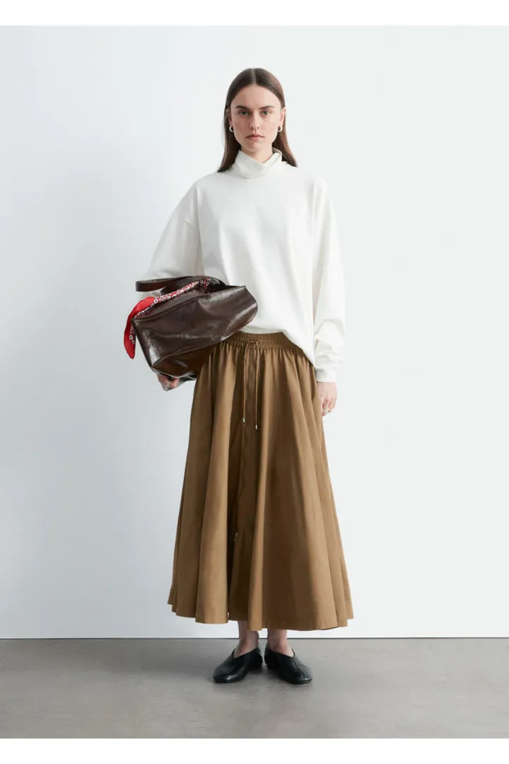 앤아더스토리즈 볼류미너스 드로스트링 미디 스커트의 브라운컬러 ECOMLook입니다.