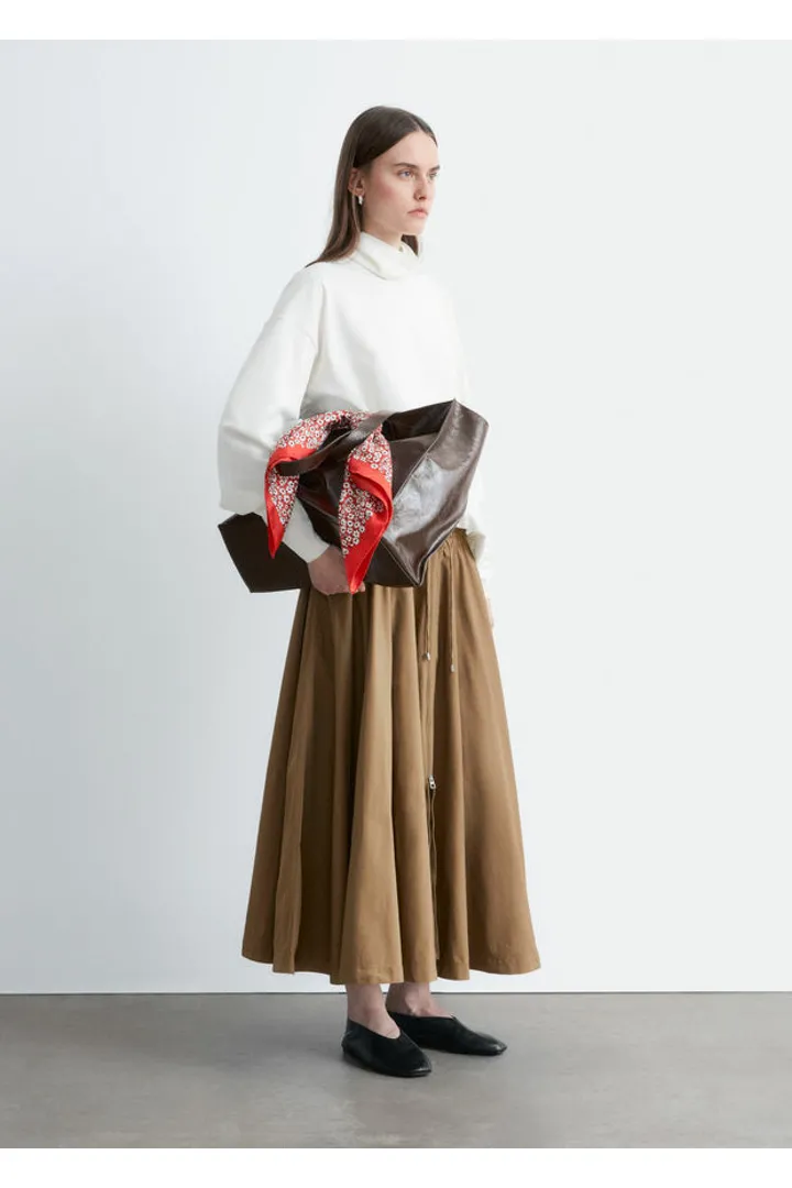 앤아더스토리즈 볼류미너스 드로스트링 미디 스커트의 브라운컬러 ECOMLook입니다.