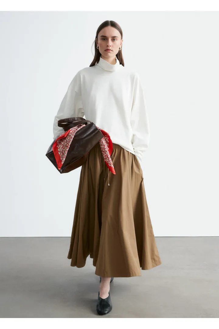 앤아더스토리즈 볼류미너스 드로스트링 미디 스커트의 브라운컬러 ECOMLook입니다.