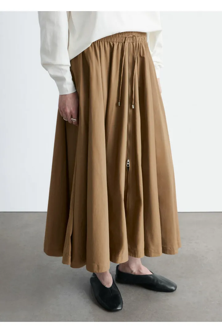 앤아더스토리즈 볼류미너스 드로스트링 미디 스커트의 브라운컬러 ECOMLook입니다.