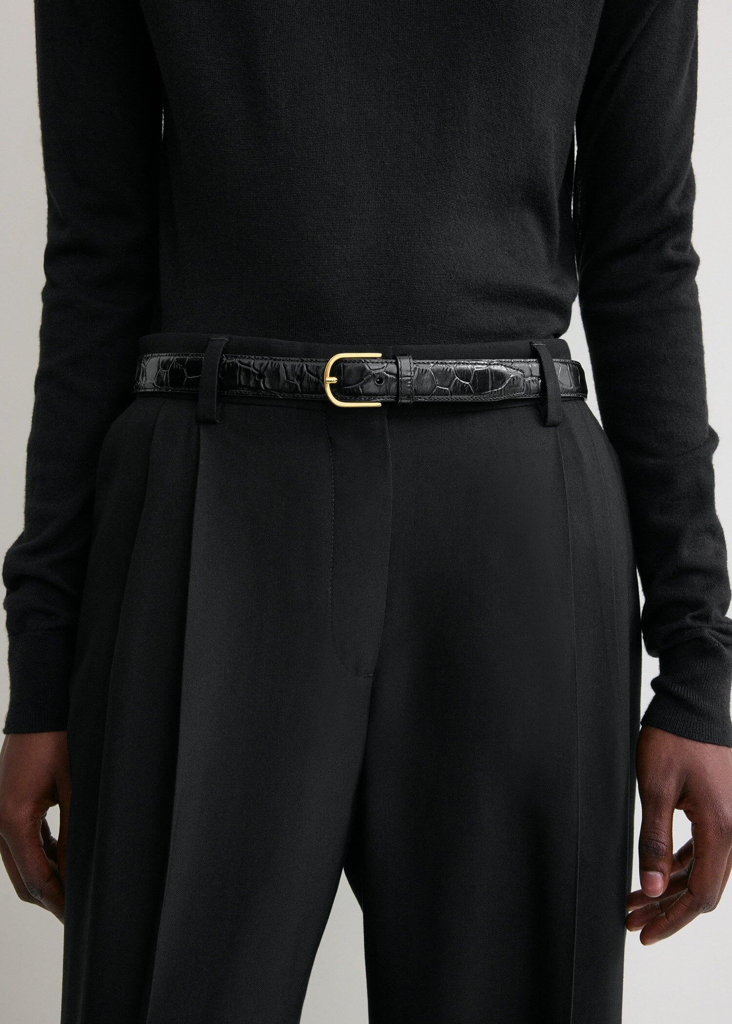 TOTEME 슬림 트라우저 레더 벨트 블랙 크로코의 블랙 크로코컬러 1번쨰 이미지입니다.