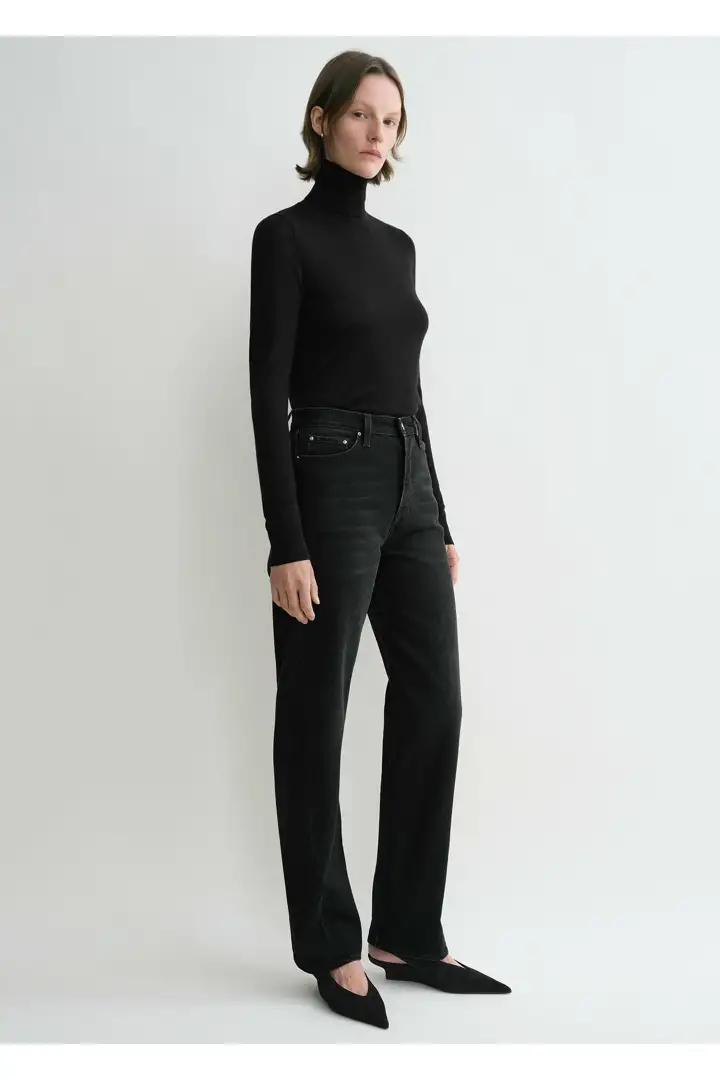 TOTEME 트위스티드 심 데님 풀 렝스 페이디드 블랙의 페이디드 블랙컬러 1번쨰 이미지입니다.