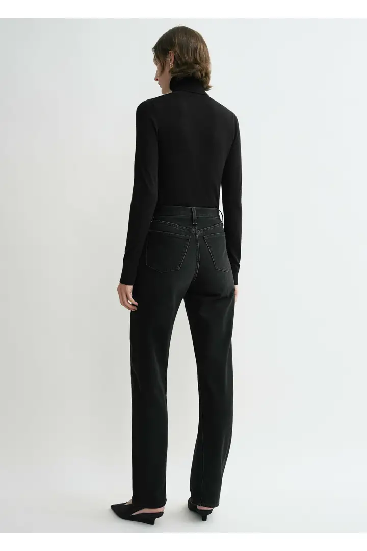 TOTEME 트위스티드 심 데님 풀 렝스 페이디드 블랙의 페이디드 블랙컬러 2번쨰 이미지입니다.