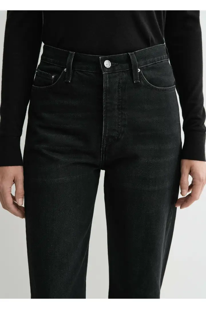 TOTEME 트위스티드 심 데님 풀 렝스 페이디드 블랙의 페이디드 블랙컬러 3번쨰 이미지입니다.