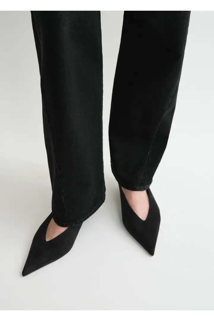 TOTEME 트위스티드 심 데님 풀 렝스 페이디드 블랙의 페이디드 블랙컬러 4번쨰 이미지입니다.