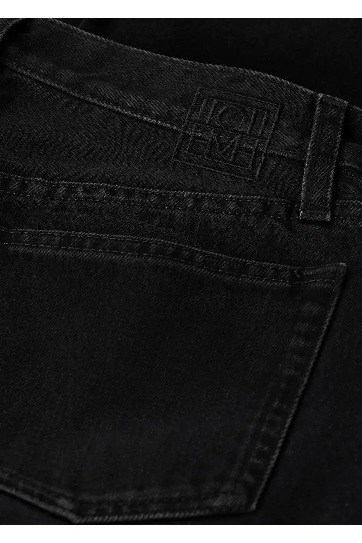 TOTEME 트위스티드 심 데님 풀 렝스 페이디드 블랙의 페이디드 블랙컬러 5번쨰 이미지입니다.