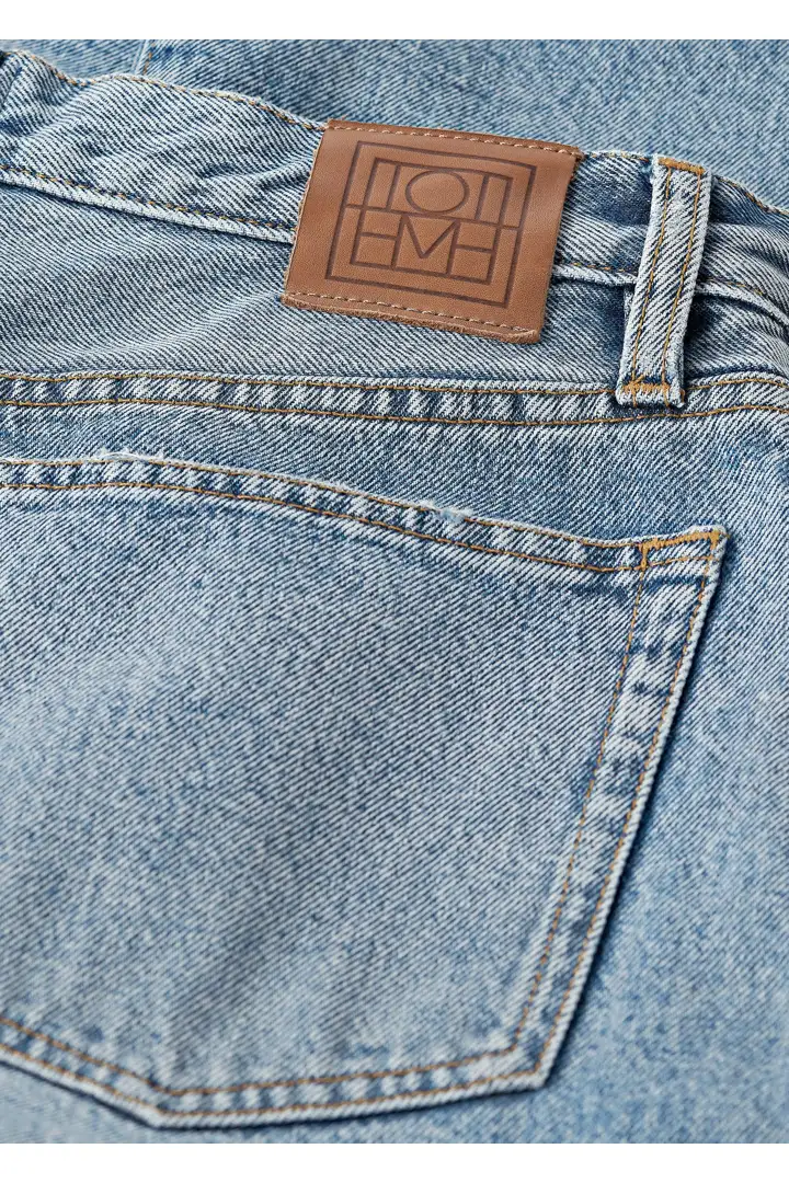 TOTEME 트위스티드 심 데님 풀 렝스 원 블루의 원 블루컬러 4번쨰 이미지입니다.