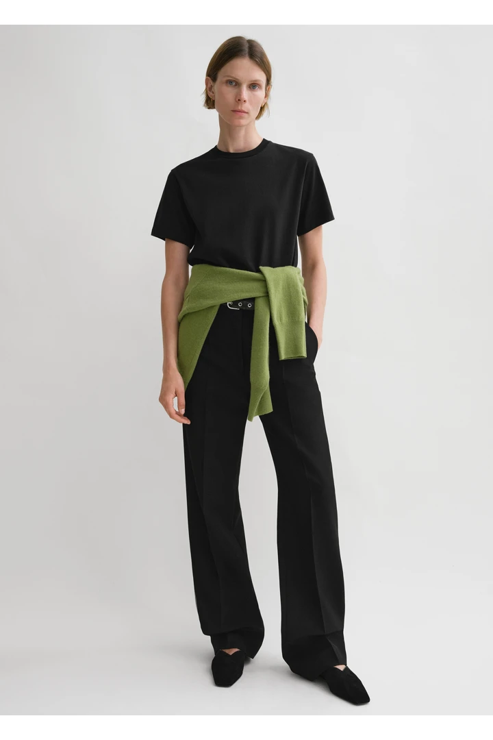 TOTEME 클래식 코튼 티셔츠 블랙의 블랙컬러 0번쨰 이미지입니다.