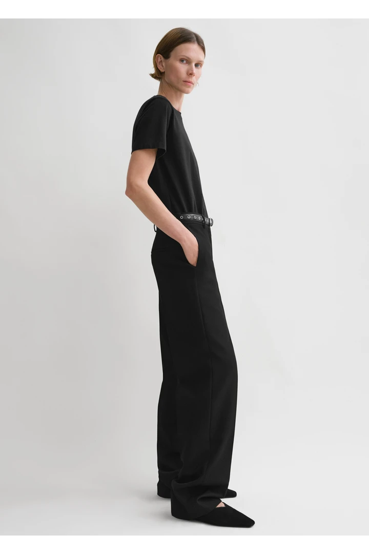 TOTEME 클래식 코튼 티셔츠 블랙의 블랙컬러 1번쨰 이미지입니다.