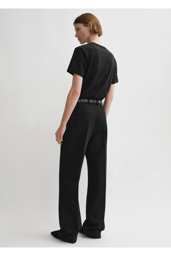 TOTEME 클래식 코튼 티셔츠 블랙의 블랙컬러 2번쨰 이미지입니다.