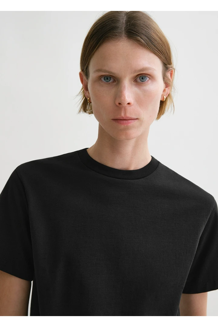 TOTEME 클래식 코튼 티셔츠 블랙의 블랙컬러 3번쨰 이미지입니다.