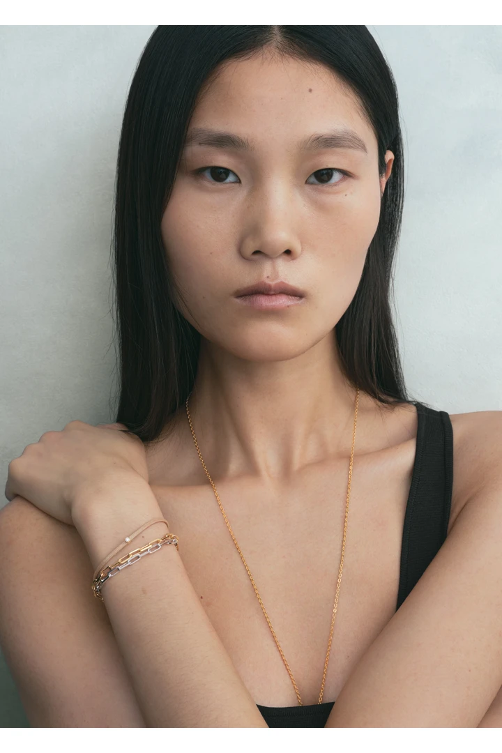 TOTEME 미니 다이아몬드 브레이슬릿 베이지/골드의 베이지/골드컬러 1번쨰 이미지입니다.