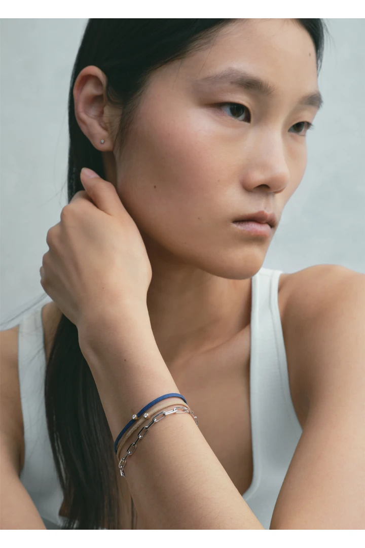 TOTEME 미니 다이아몬드 브레이슬릿 블루/골드의 블루/골드컬러 1번쨰 이미지입니다.