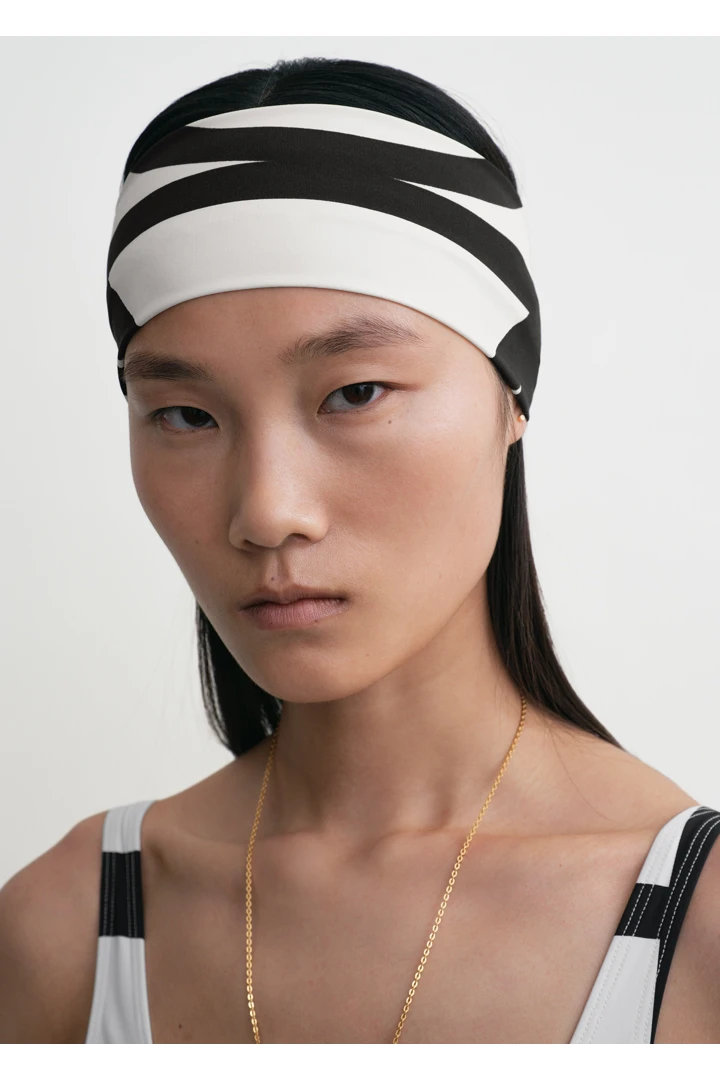 TOTEME 모노그램 헤드밴드 두부의 두부컬러 1번쨰 이미지입니다.