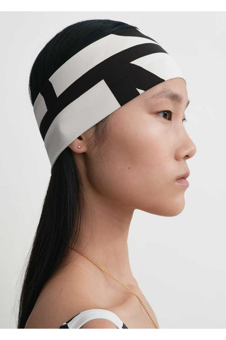 TOTEME 모노그램 헤드밴드 두부의 두부컬러 2번쨰 이미지입니다.