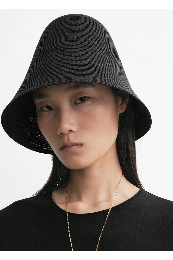 TOTEME 페이퍼 선 햇 블랙의 블랙컬러 1번쨰 이미지입니다.