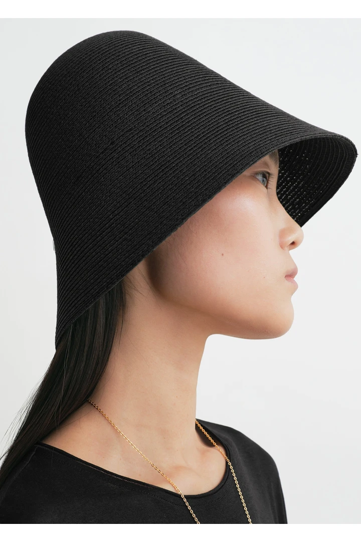 TOTEME 페이퍼 선 햇 블랙의 블랙컬러 2번쨰 이미지입니다.