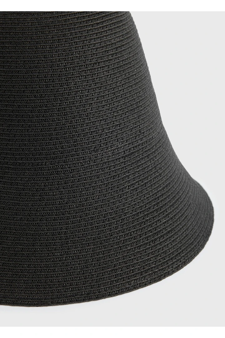 TOTEME 페이퍼 선 햇 블랙의 블랙컬러 4번쨰 이미지입니다.