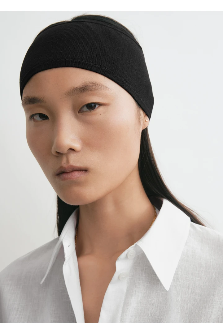 TOTEME 컴팩트 니트 헤드밴드 블랙의 블랙컬러 1번쨰 이미지입니다.