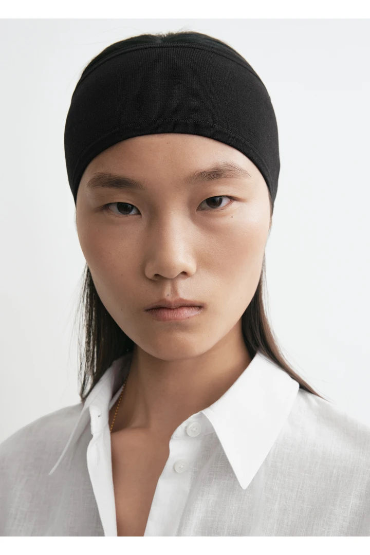 TOTEME 컴팩트 니트 헤드밴드 블랙의 블랙컬러 2번쨰 이미지입니다.