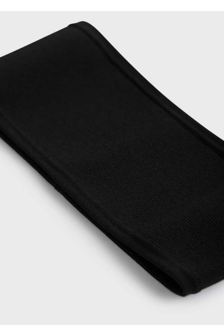 TOTEME 컴팩트 니트 헤드밴드 블랙의 블랙컬러 3번쨰 이미지입니다.