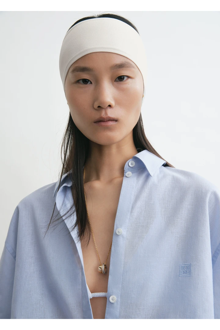 TOTEME 컴팩트 니트 헤드밴드 화이트의 화이트컬러 1번쨰 이미지입니다.