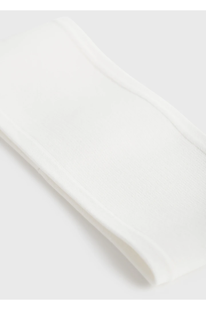 TOTEME 컴팩트 니트 헤드밴드 화이트의 화이트컬러 3번쨰 이미지입니다.